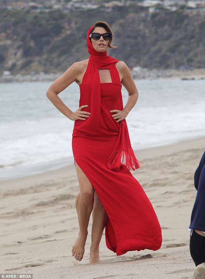 Siêu mẫu Cindy Crawford lộ ngực gợi cảm trong buổi chụp hình